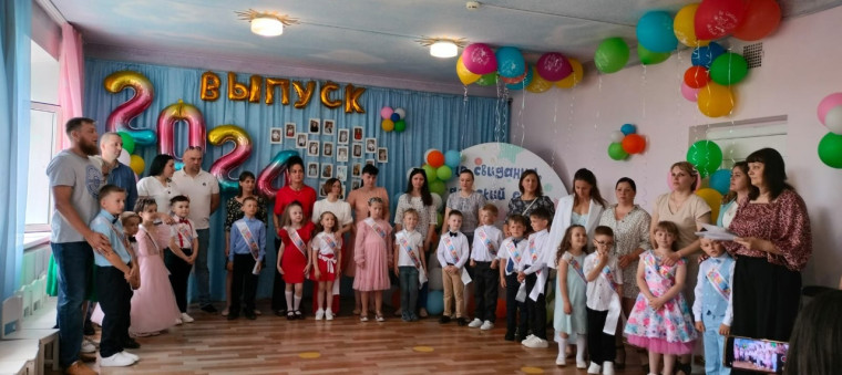 Ребята подготовительной группы простились с детским садом..